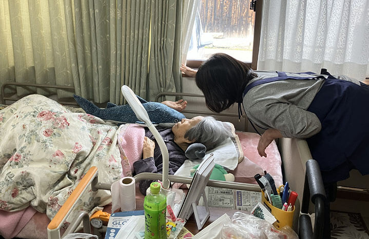 その日の体調やご家族の予定に合わせて、通いも泊まりも訪問も自在に組み合わせ。「必要なときに、必要なかたちで」利用できるから、暮らしに合わせた無理のないサポートが実現します。